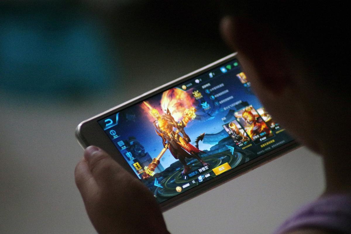 Un niño de Dezhou (China) jugando a ’Kings of Honor’, de la multinacional de videojuegos Tencent.