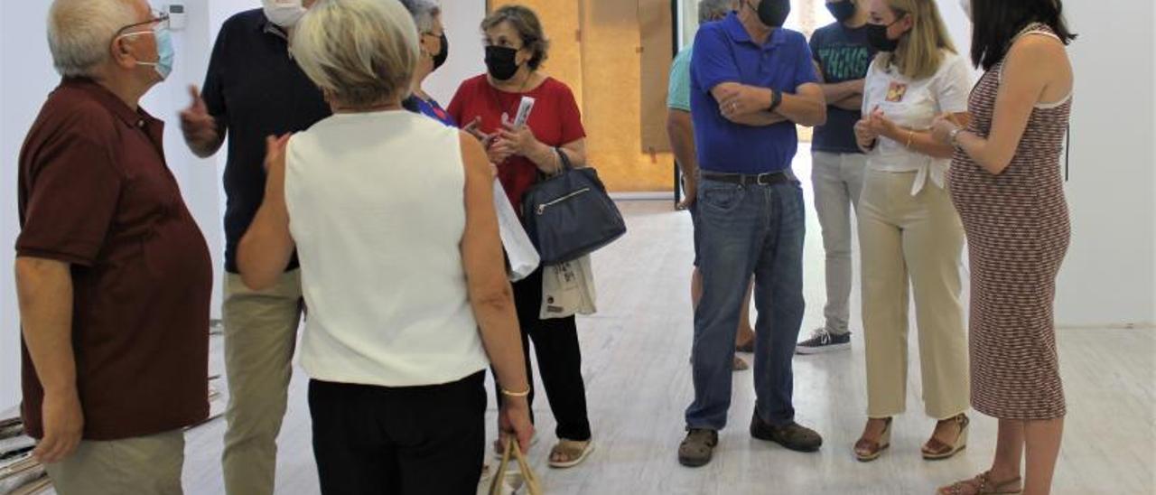 Ediles y representantes vecinales de Sant Josep en la visita ayer a las obras en el local. | LEVANTE-EMV
