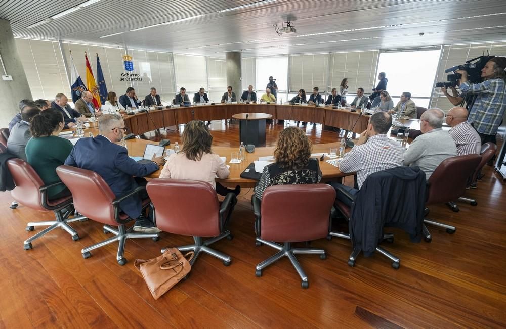 El consejero de Obras Públicas del Gobierno de Canarias, Sebastián Franquis, se reúne con representantes de los siete cabildos insulares para explicarles su propuesta de Pacto Social y Político por un