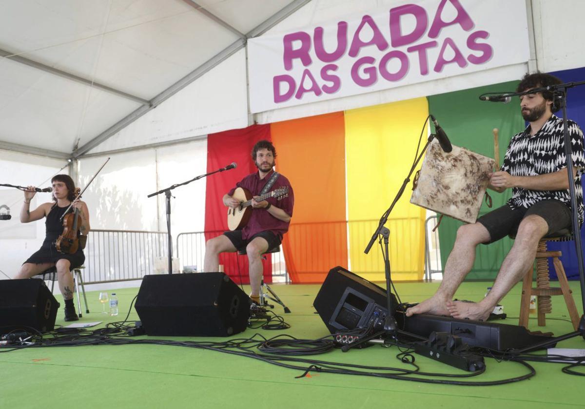 Ribadumia pone el broche a la Ruada das Gotas con zumba, música y tortillas | NOÉ PARGA