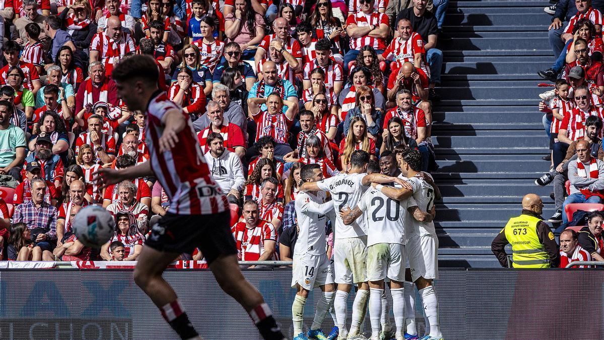 Los jugadores del Valencia CF celebran el tanto de la victoria