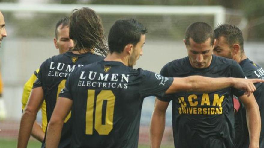 El UCAM Murcia CF se deja el liderato en Villanueva