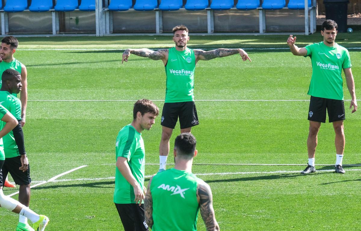 Áleix Febas, en el centro de la imagen, abajo, con Josan detrás, durante un entrenamiento