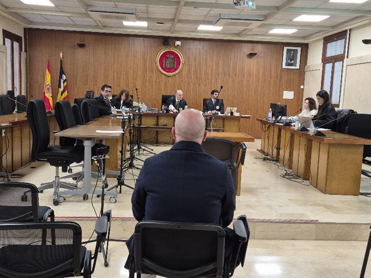 El auxifliar de enfermería condenado a un año de prisión por agresión sexual a una paciente en Palma durante el juicio este martes en la Audiencia.