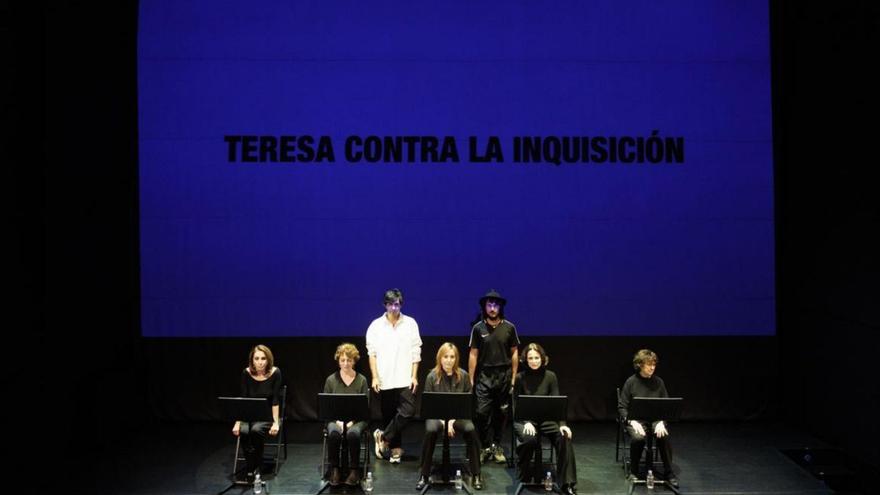 Lectura dramatizada de la obra de Paco Bezera (con sombrero) en la Sala Berlanga de Madrid. | EFE
