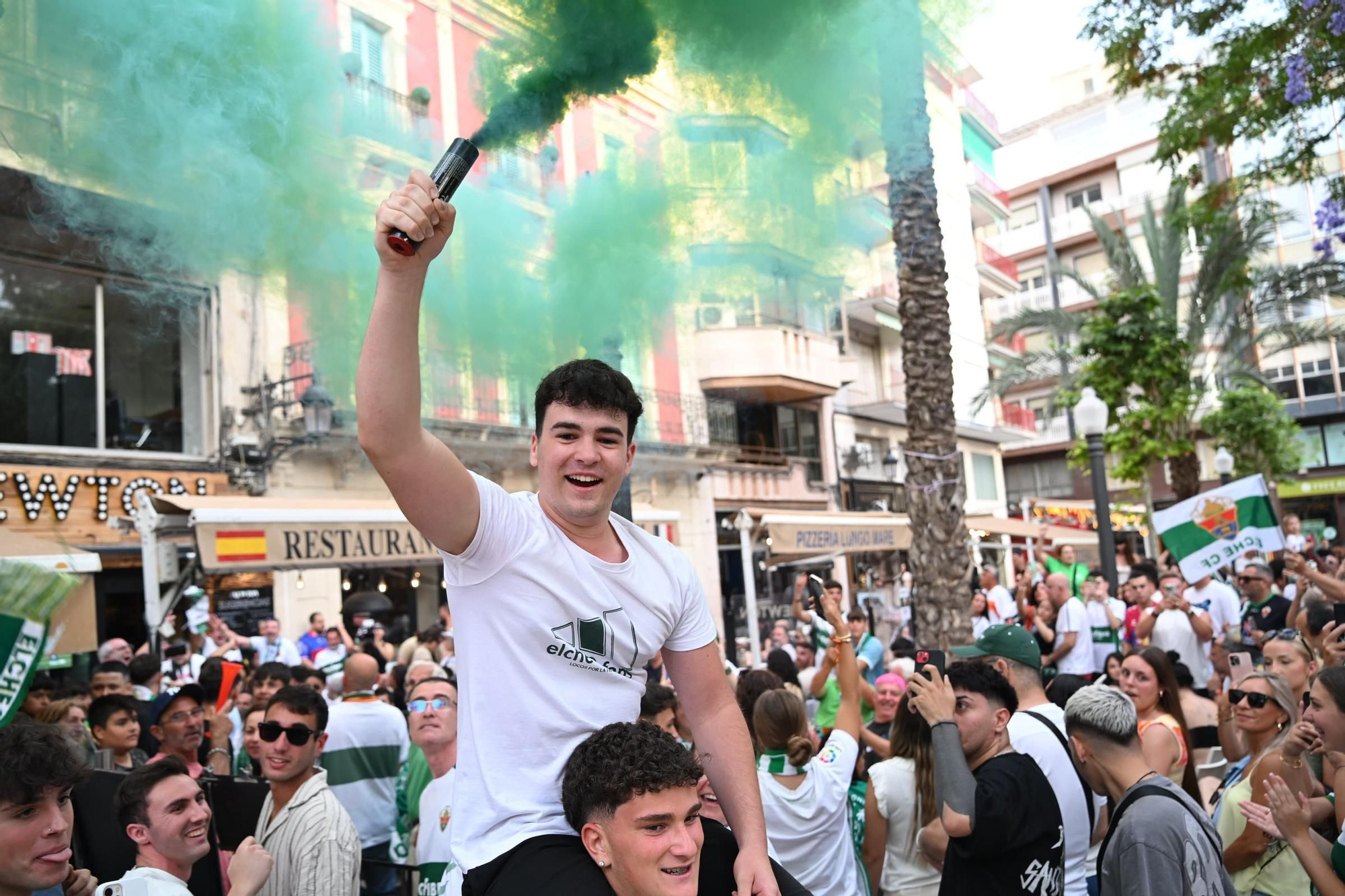 Terrazas llenas y nervios a flor de piel en el centro de Elche para ver el partido