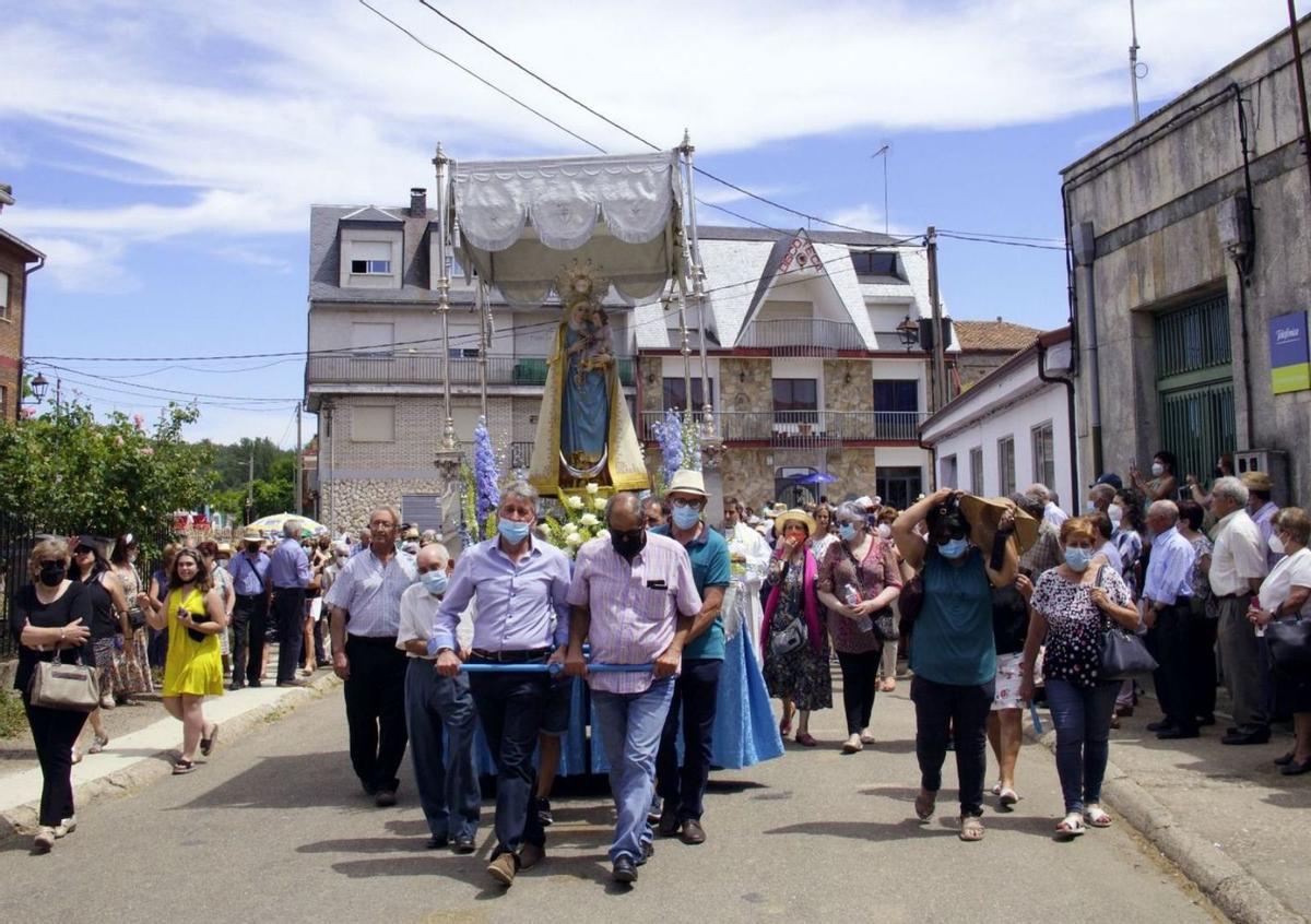Procesión de la Virgen de la Salud durante la pandemia, en Alcañices. | Ch. S.
