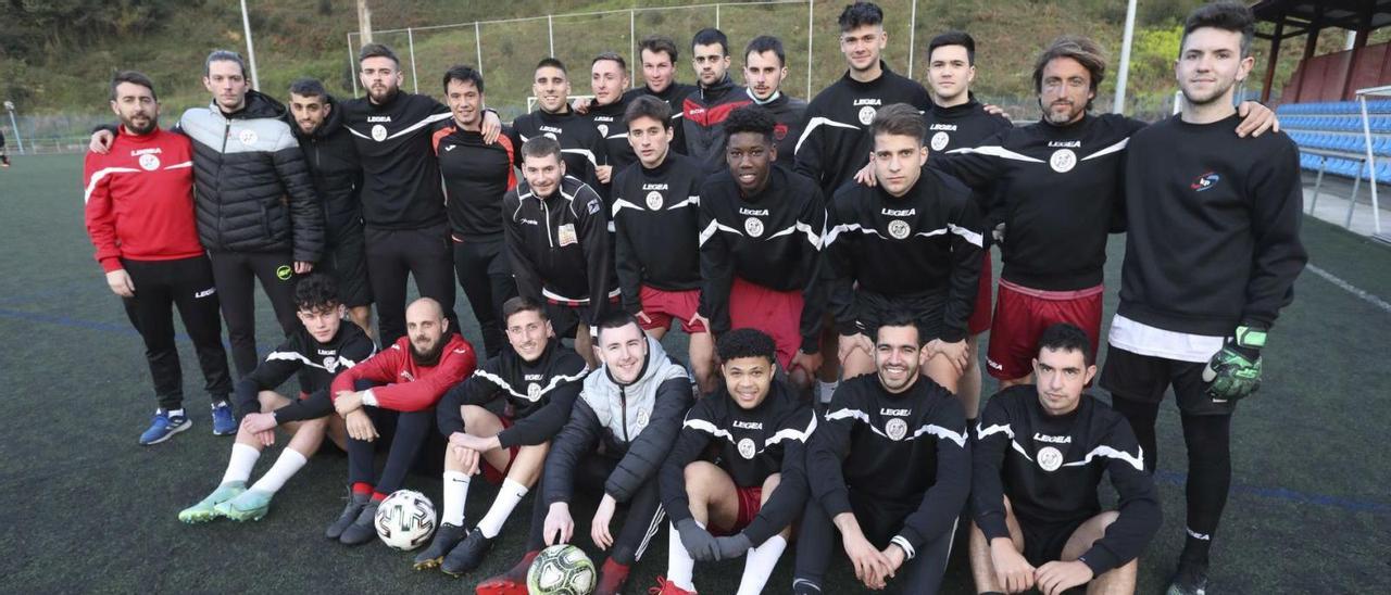 La plantilla del Llaranes, ayer, antes del entrenamiento en La Toba. | Ricardo Solís