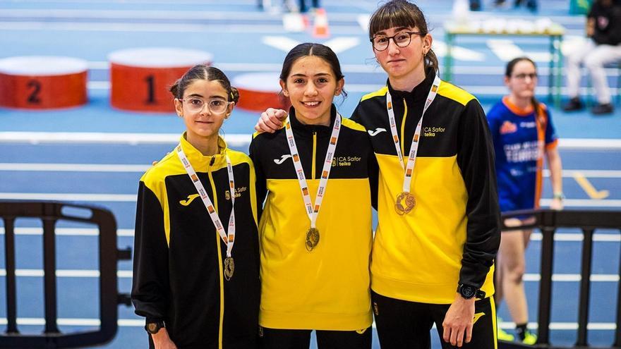 Ocho medallas medallas para el CA Safor Teika en los Autonómicos cadete y máster en pista cubierta