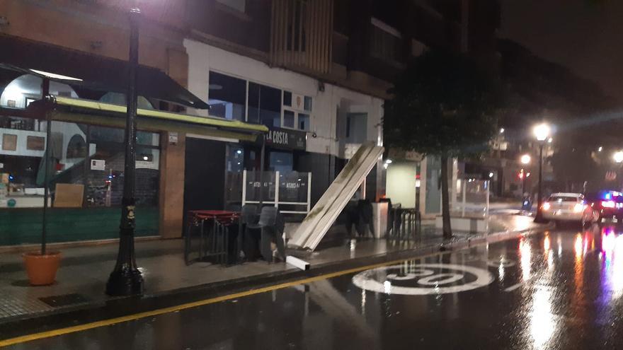 Un conductor se lleva por delante una terraza en Gijón