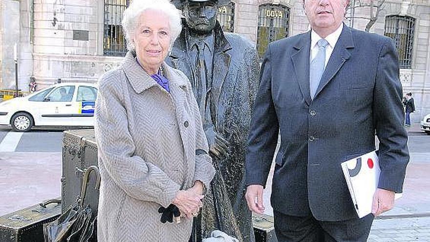 Ángeles Gaos, una de las hijas del filósofo, en la plaza de Porlier, en compañía de su hijo Carlos Camacho Gaos.