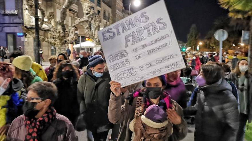 Asistentes de todas las edades, con pancartas. / Santos Álvarez