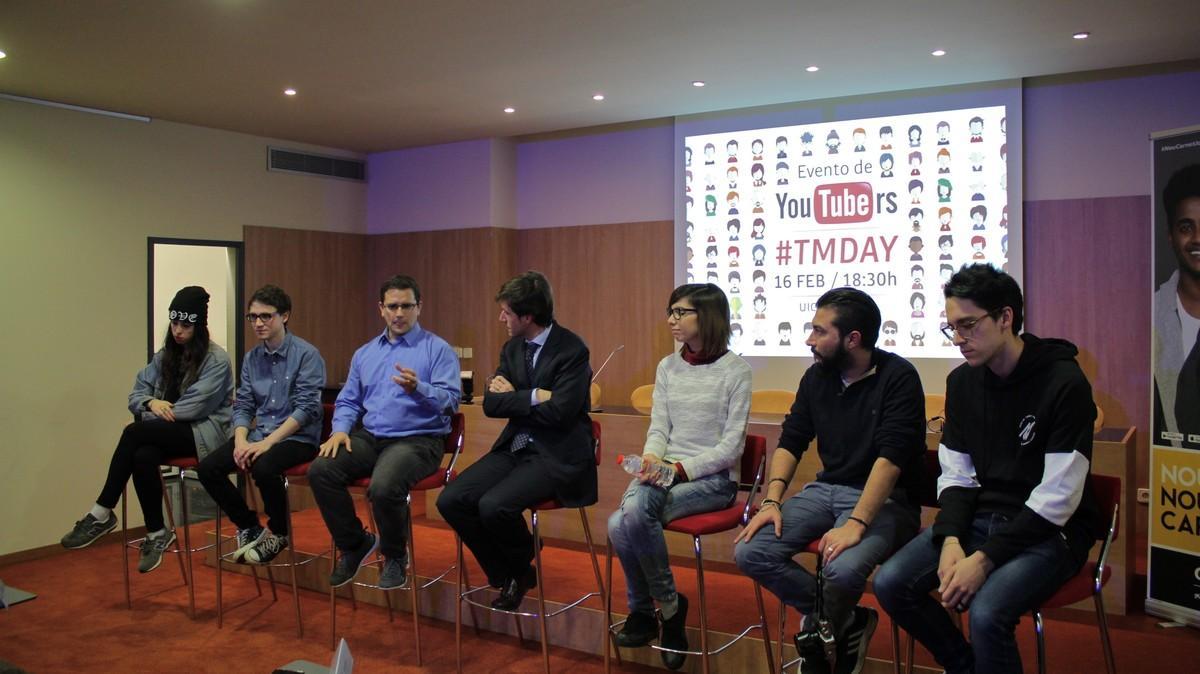 De izquierda a derecha, los ’youtubers’ Anna Gorse, Adriamusica96, Jordi Cor, Focusings (Mel Domínguez), Julián Marino y Pro Android (Eduard Esteller), junto al moderador (en el centro), durante la conferencia. 