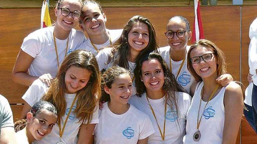 Nadadoras del Mediterránea con sus medallas en Eivissa.