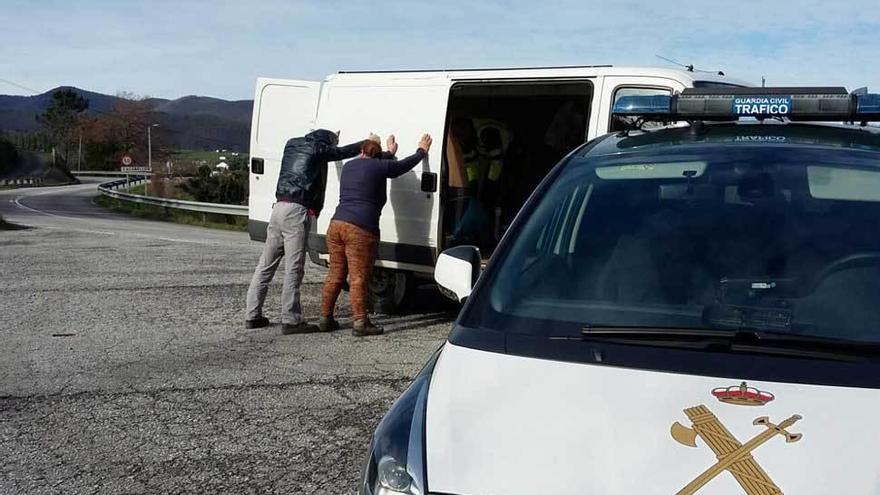 La pareja detenida, junto a la furgoneta interceptada.