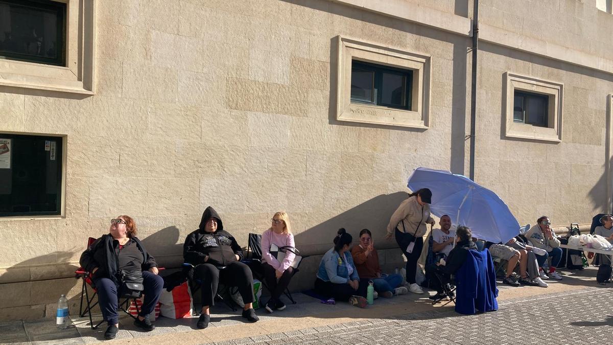 Colas para adquirir una entrada para la Canción de la Risa