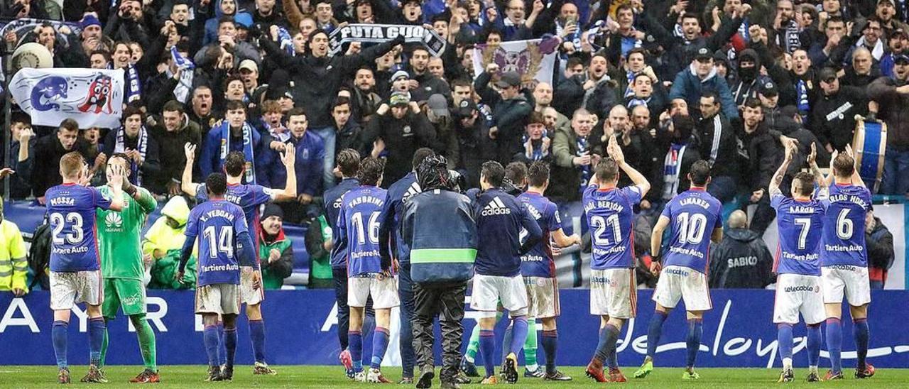 Los jugadores del Oviedo celebran la victoria ante el Sporting tras el derbi asturiano.