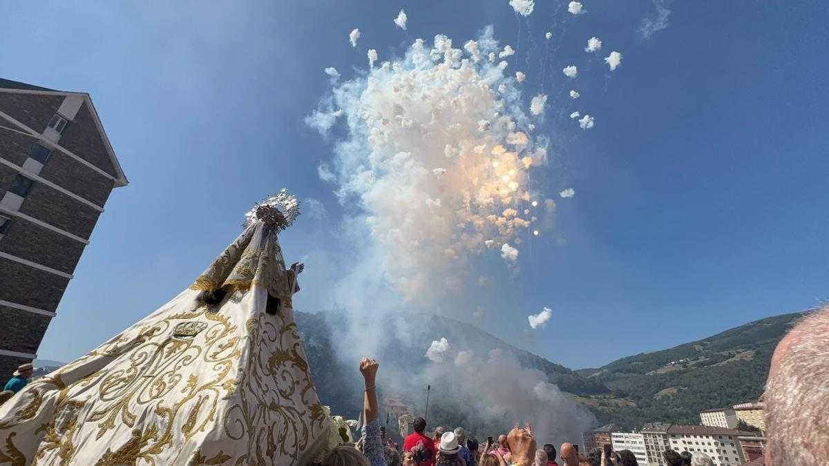 La pólvora acompañó a la primera procesión del Carmen en Cangas del Narcea