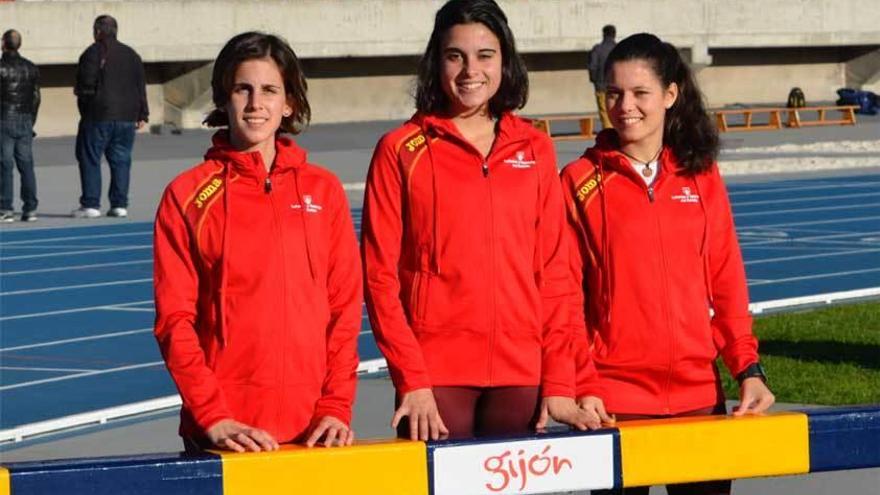 Por la izquierda, Paula González, Victoria Salvadores e Isabel Barreiro.