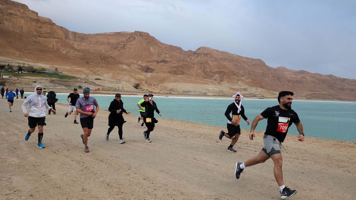 Ein Bokek (Israel), 07/02/2025.- Corredores en acción en el punto de partida de la 6ª Maratón del Mar Muerto en Ein Bokek, el Mar Muerto cerca de la frontera entre Israel y Jordania, Israel, el 07 de febrero de 2025. Según los organizadores, alrededor de 8.000 corredores participaron en la 6ª Maratón del Mar Muerto (Maratón, Jordania) EFE/EPA/ABIR SULTAN