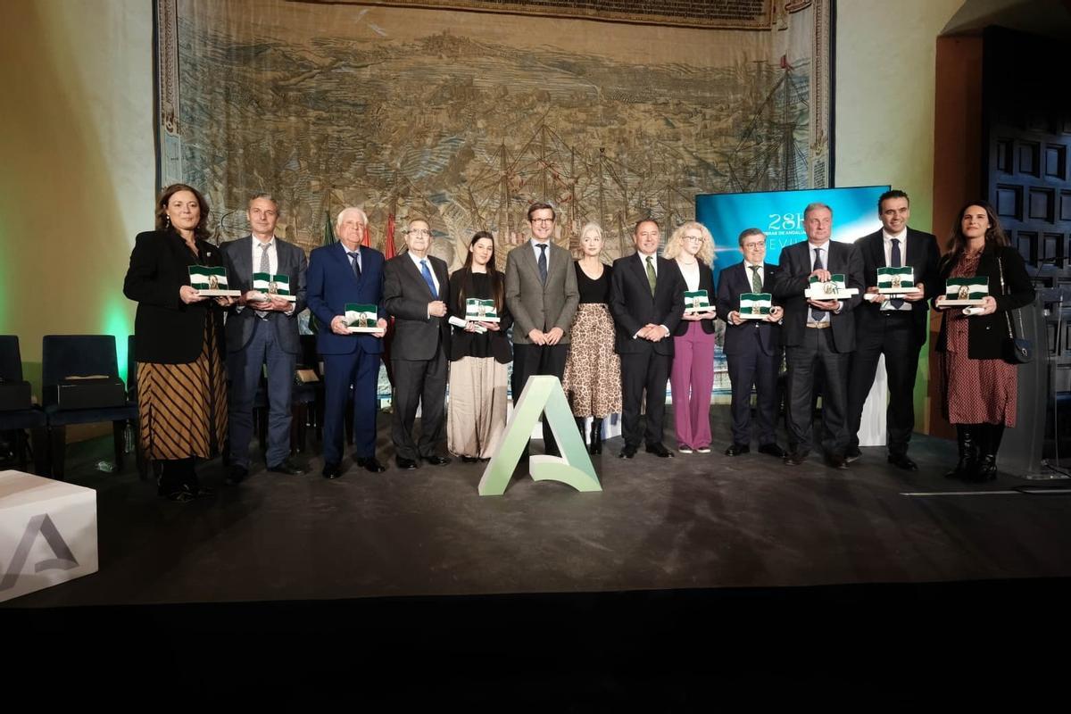 Foto de familia de los premiados con las Banderas de Andalucía de la provincia de Sevilla