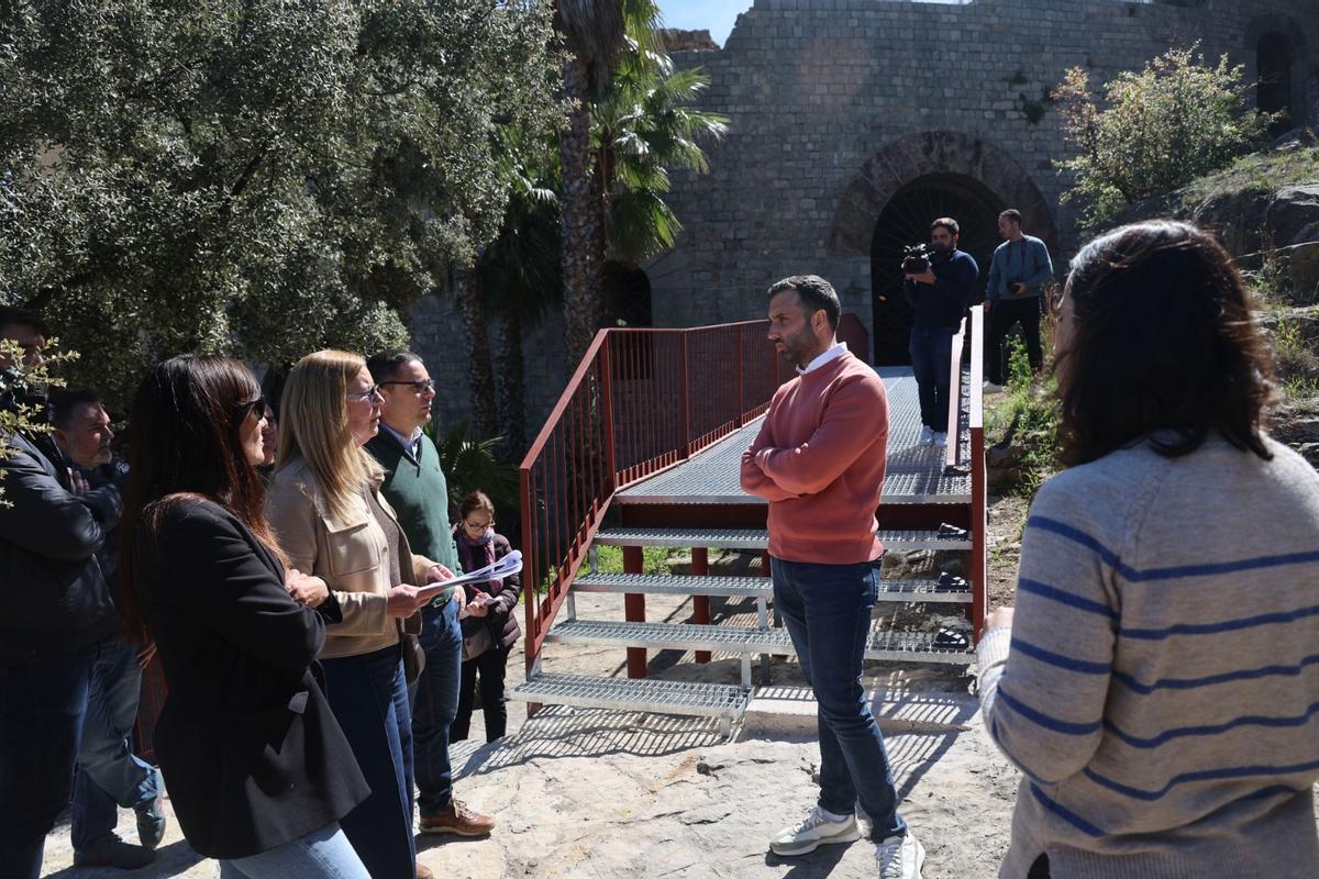 El alcalde, al recibir explicaciones de los técnicos.