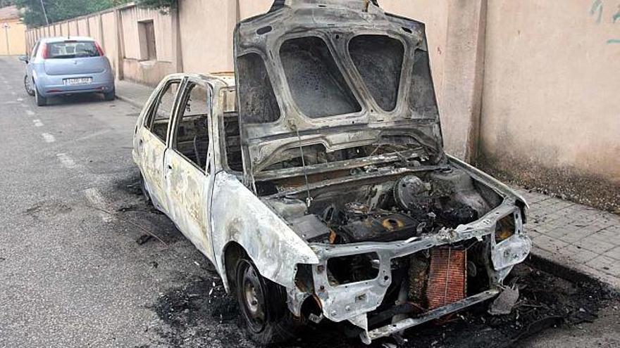 Éste es el estado en el que quedó el coche, completamente calcinado.