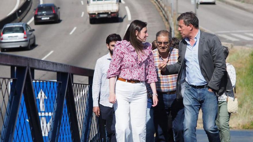 Victoria Alonso y Besteiro, ayer en una pasarela de la A-55.  // D.P.