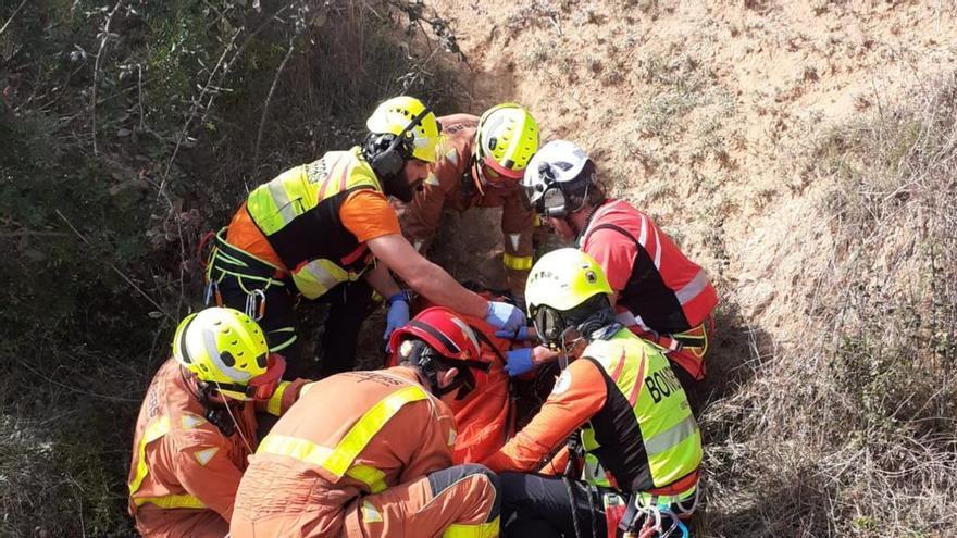 Rescatan en helicóptero a una mujer tras romperse una pierna en un barranco de Turís