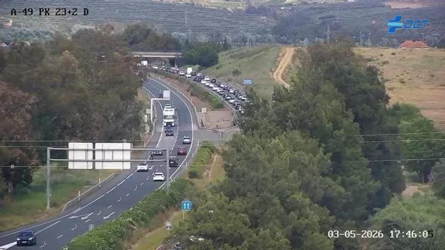 Atascos para llegar a Sevilla por el regreso del puente del 1 de mayo: retenciones kilométricas en la SE-30, AP-4 y A-49