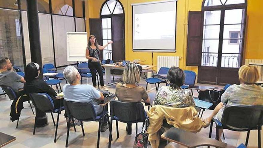 Neus Truyol explica la ordenanza a ciudadanos.