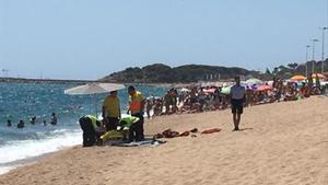 Miembros del SEM, junto al hombre ahogado en Platja d’Aro.