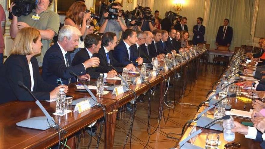 Reunión de los delegados del Gobierno con el ministro del Interior. El delegado en Asturias, Gabino de Lorenzo, séptimo por la izquierda.