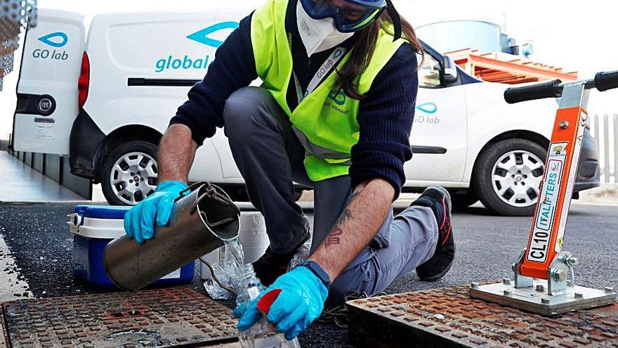 Recogida de muestras en una red de alcantarillado. | EFE/KAI FÖRSTERLING