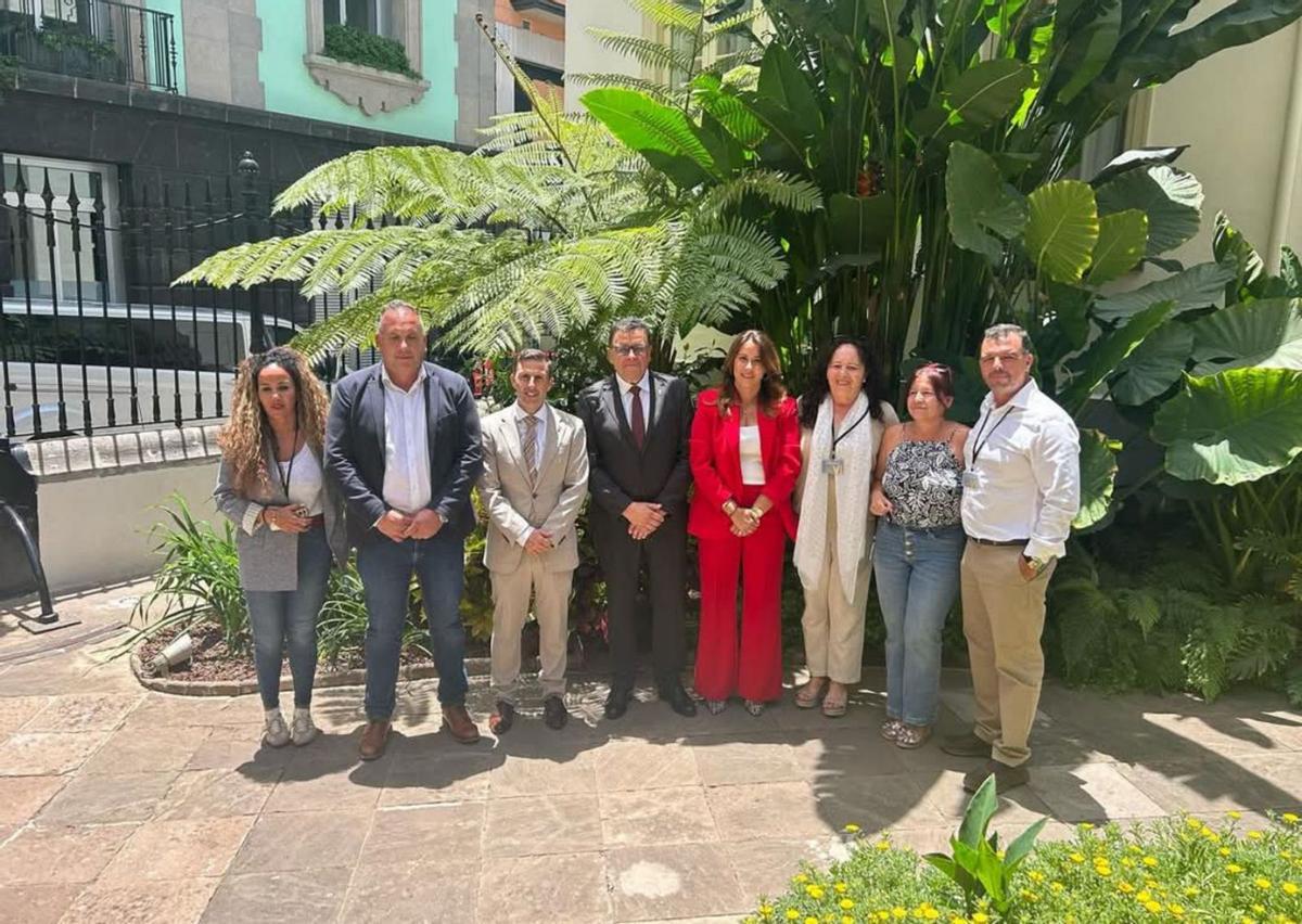 De izquierda a derecha,  Carmen Alonso, Alexis Alonso, Alejandro Jorge, alcalde de Pájara, Manuel Miranda, consejero regional, Lola García, presidenta insular, Bienvenida Díaz, Antonia Rodríguez, y Carlos Arocha.