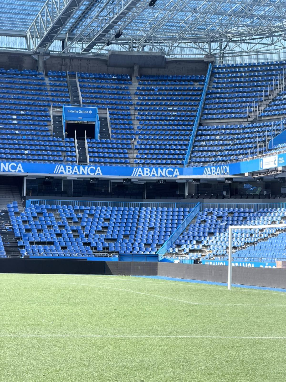 Destrozos en el estadio de Riazor en la fiesta del ascenso: 750 asientos arrancados y césped quemado