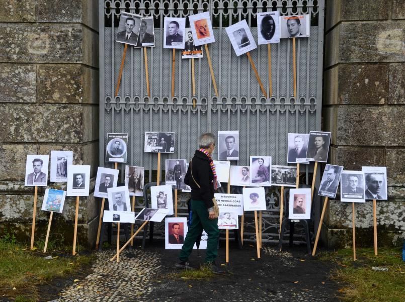 Carteles con fotografías y los nombres de represaliados a las puertas de la entrada del pazo de Meirás.   | // CARLOS PARDELLAS