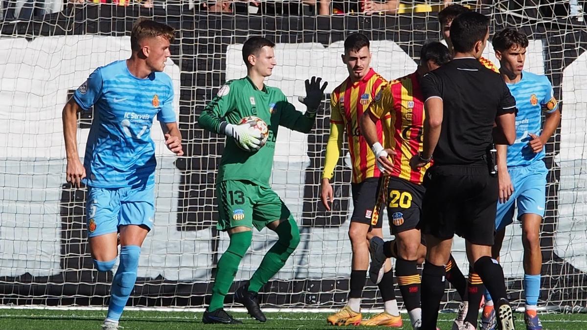 Sant Andreu-Mallorca B. Nil controla el balón tras un córner favorable al Mallorca B