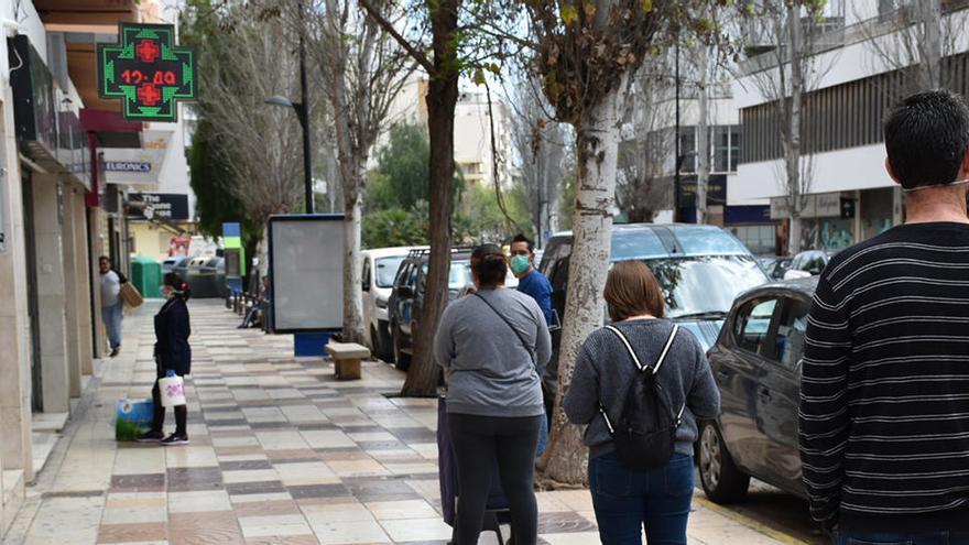 Cola ante la puerta de una farmacia de Ibiza durante el primer confinamiento social.