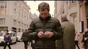 Vídeo ’Look up’, una lliçó per a la societat addicta als ’gadgets’ i les xarxes socials.