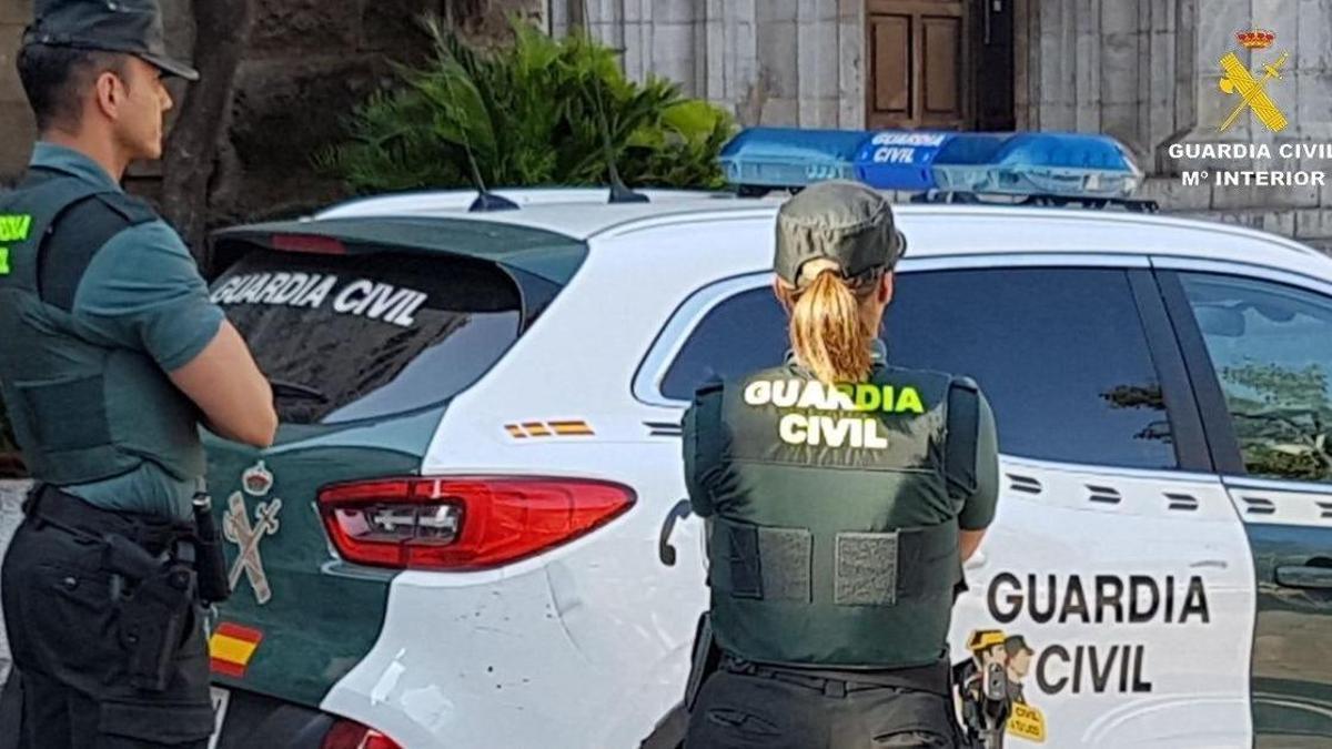 Dos agentes de la Guardia Civil.