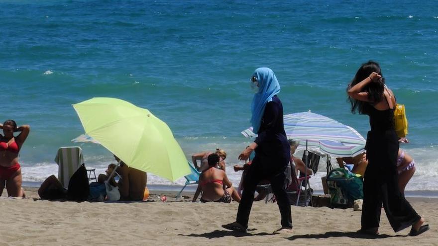Dos mujeres pasean por una playa de Málaga, el pasado fin de semana.