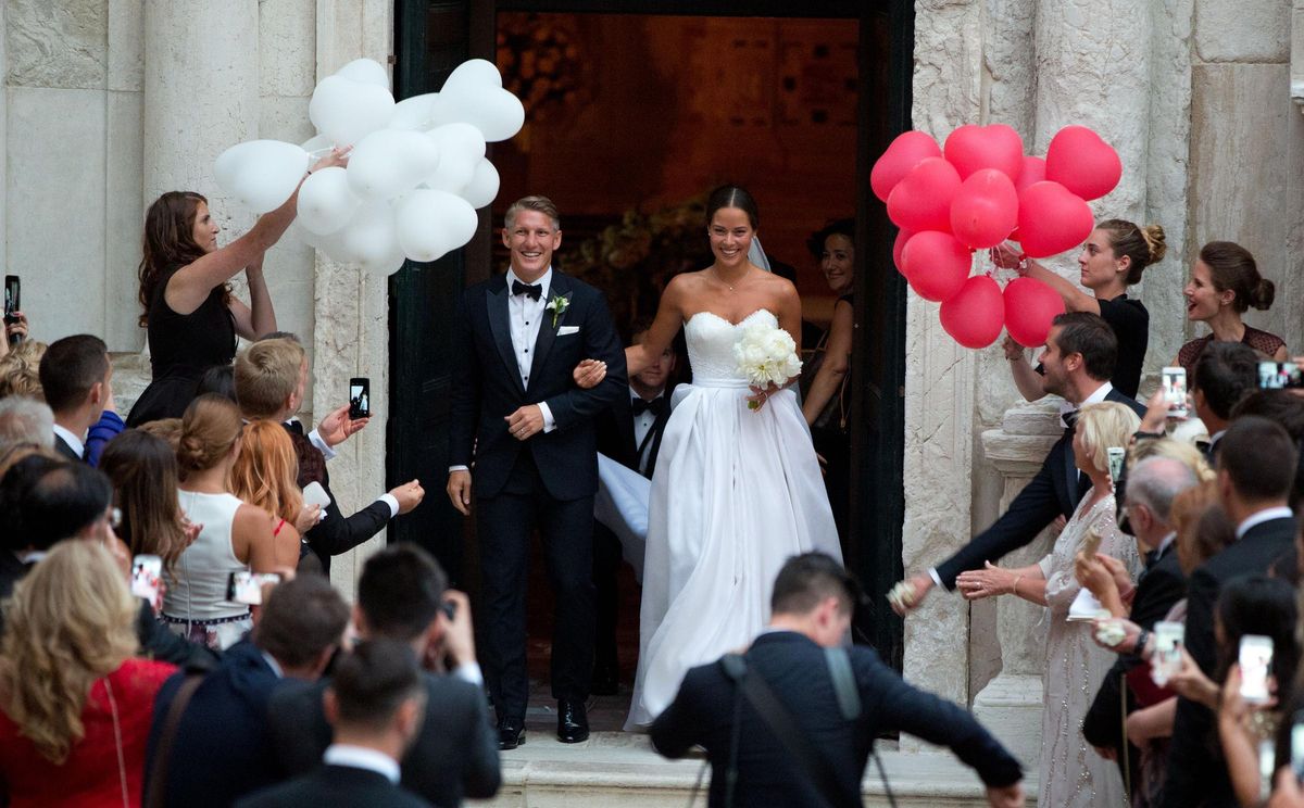 Der Profifußballer Bastian Schweinsteiger und die Tennisspielerin Ana Ivanovic verlassen nach ihrer kirchlichen Hochzeit am 13.07.2017 in Venedig die Kirche Chiesa dell'Abbazia della Misericordia.
