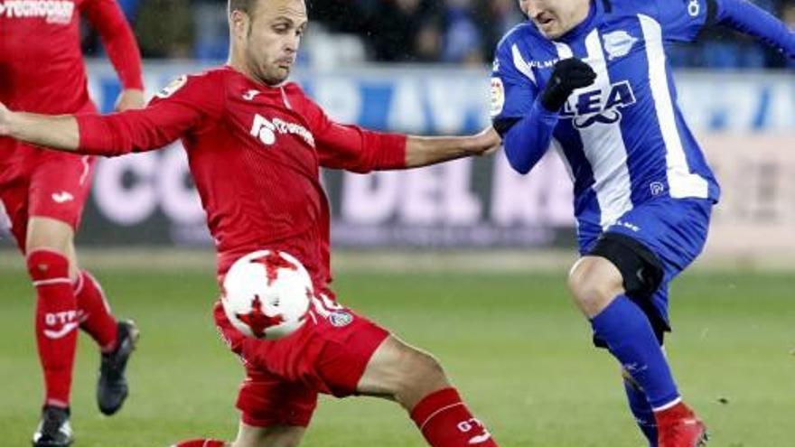 Bojan, lluitant amb Cala en el partit d&#039;ahir a Mendizorrotza.