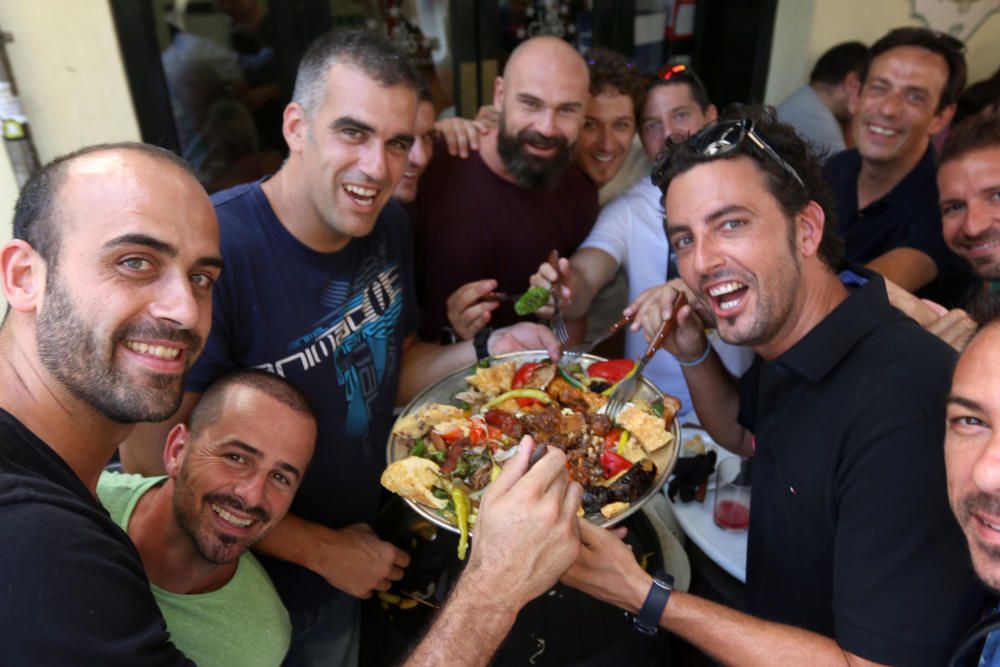 A pesar del aumento de las temperaturas, el ambiente no decae en las calles y los comercios del Centro de Málaga.