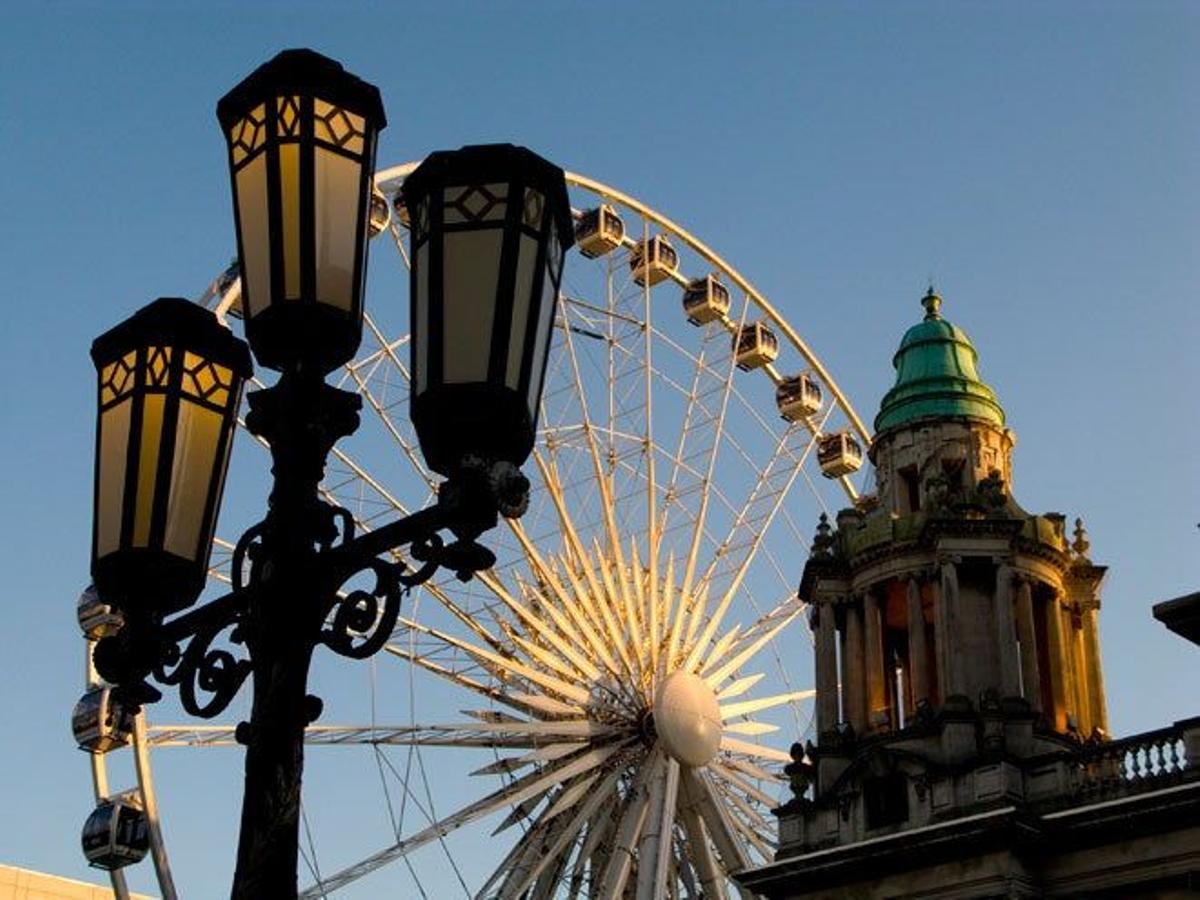 Noria y ayuntamiento de Belfast