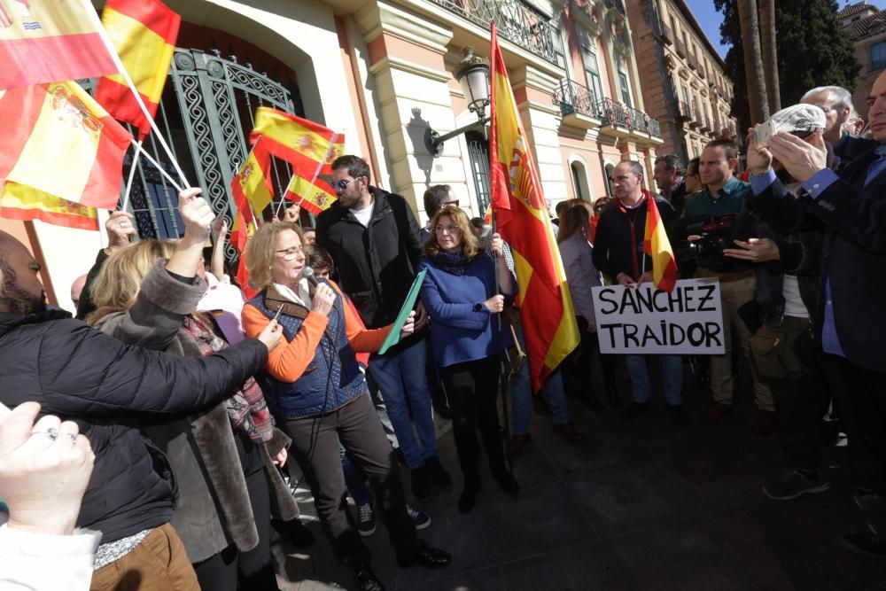 Más de 2.000 personas claman por "la unidad de España" frente al Ayuntamiento de Murcia