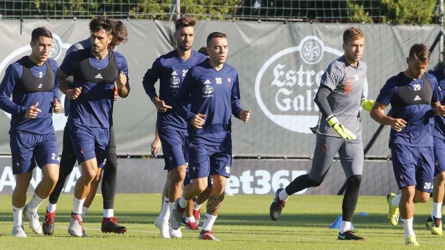 De izquierda a derecha, los canteranos Hugo Mallo, David Costas, Iván Villar, Brais Méndez Iago Aspas, Rubén Blanco, y Kevin Vázquez, durante un entrenamiento en A Madroa. // Alba Villar