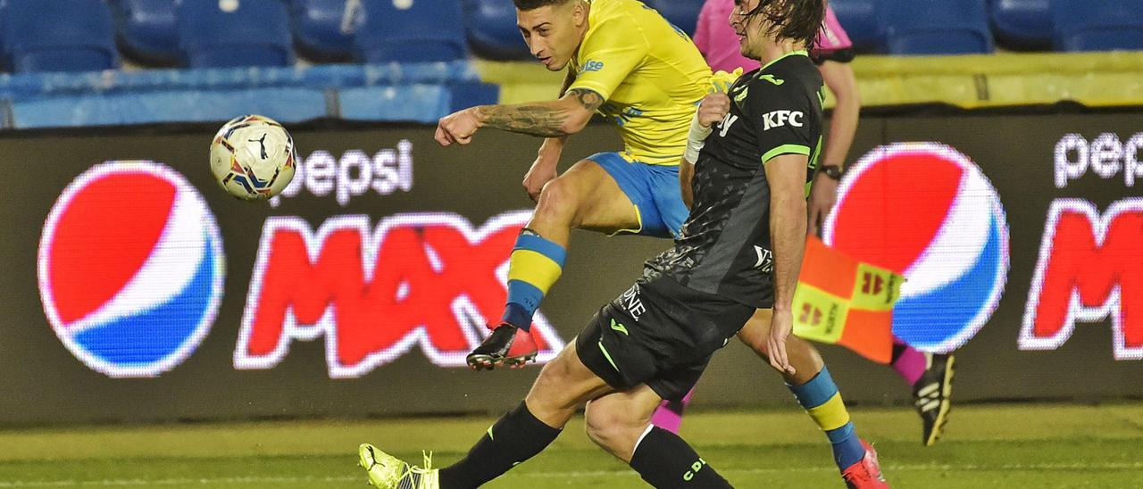 Álvaro Lemos completa un remate de volea ante la oposición del defensa del CD Leganés, Miguel, el 24 de enero, en el estadio de Gran Canaria.   | | ANDRÉS CRUZ