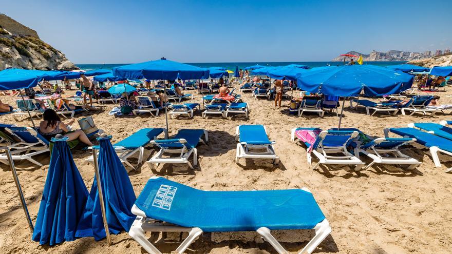 Benidorm autoriza a la empresa de las playas a colocar casi 3.000 hamacas más en la arena